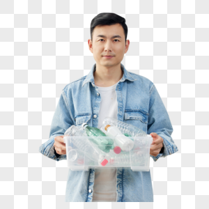 男性拿着塑料瓶回收再利用图片