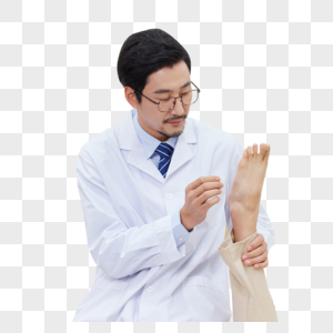男中医为患者脚背做针灸图片