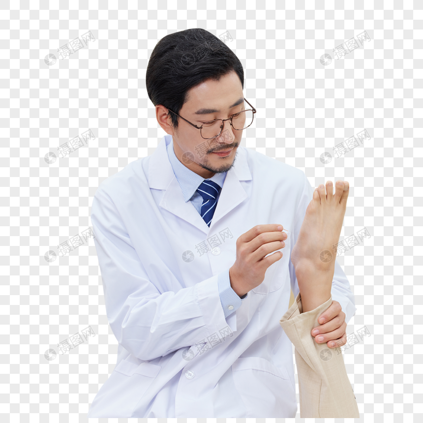 男中医为患者脚背做针灸图片