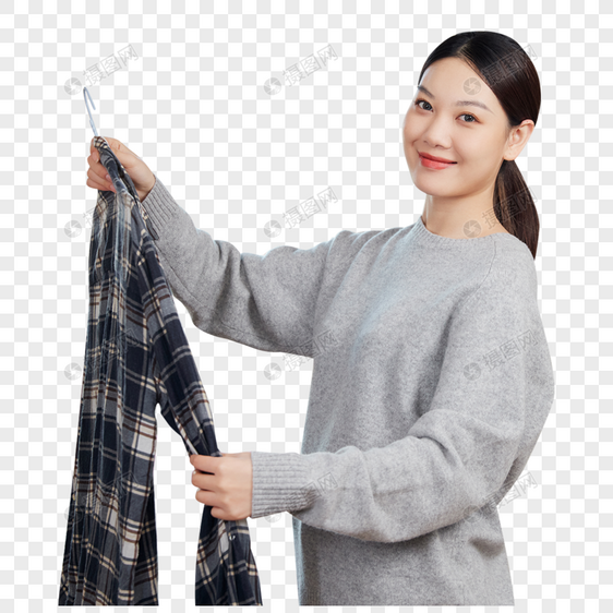 居家女性阳台晾衣服图片