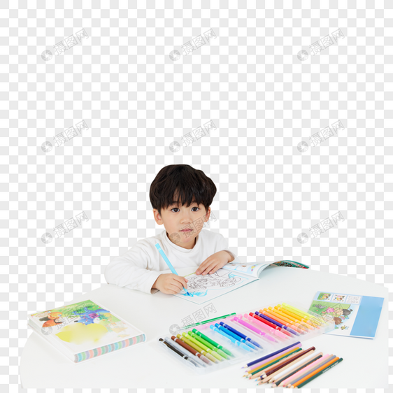 坐在桌前认真画画的小男孩图片