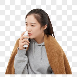 居家女性使用鼻炎喷雾图片