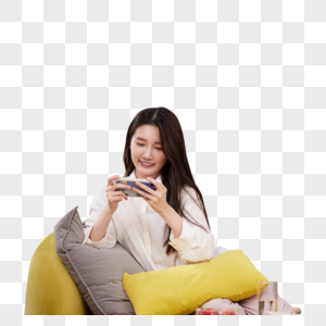 女性在家使用手机玩游戏图片