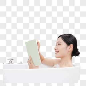 洗泡泡浴看书的青年女性图片