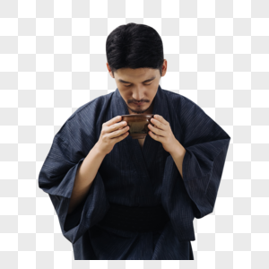 日系男性手拿茶碗喝茶高清图片