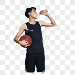 篮球运动员在球场上喝水图片