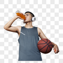 篮球青年喝水图片