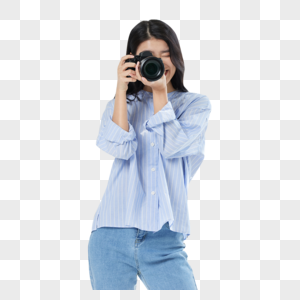 女摄影师手拿相机拍摄形象高清图片
