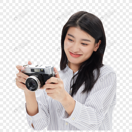 年轻女性用复古相机拍照图片