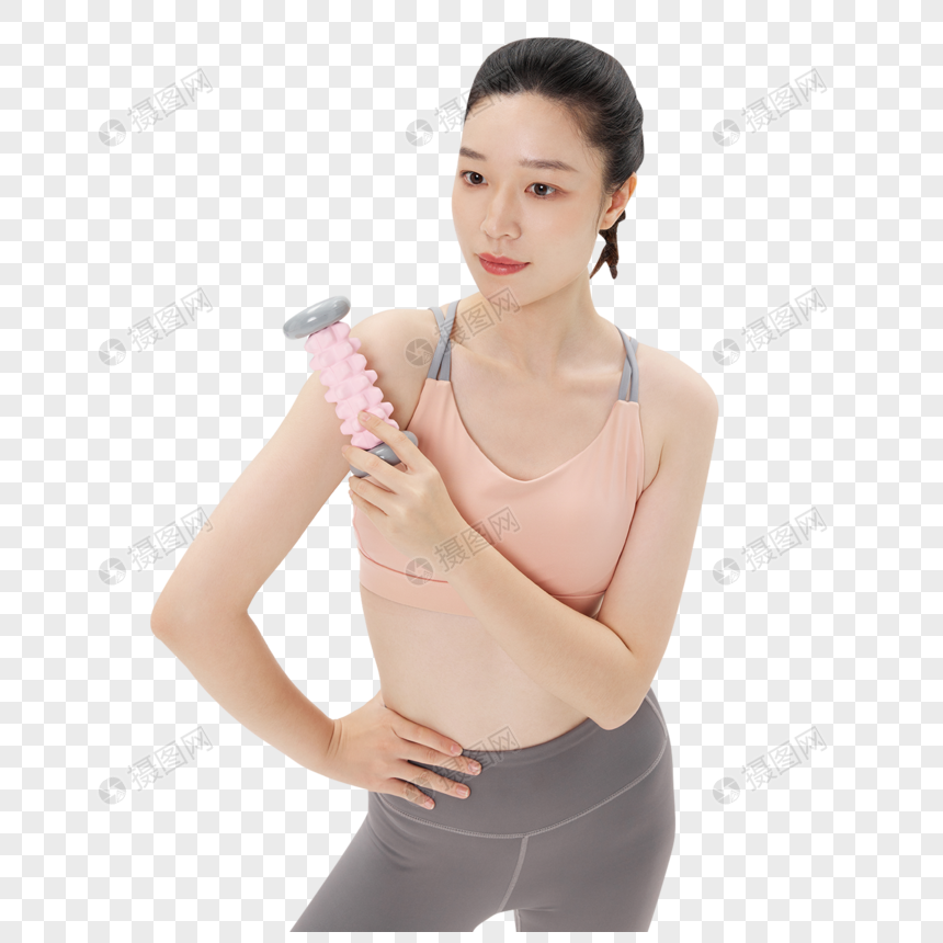 青年女性健身后使用器材放松肌肉图片