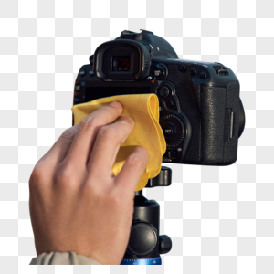 男摄影师擦拭相机特写图片