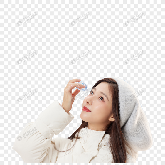 青年女孩雪地里使用眼药水图片