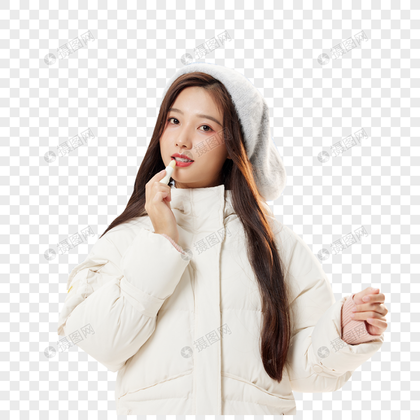 冬日女孩雪地里使用唇膏图片