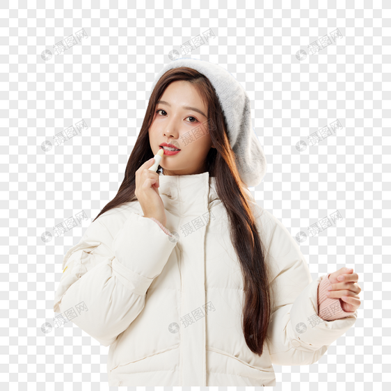 冬日女孩雪地里使用唇膏图片