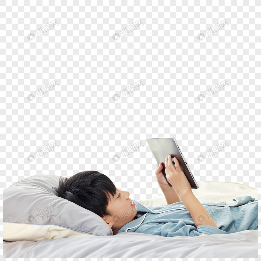 躺在床上玩平板电脑的小男孩图片