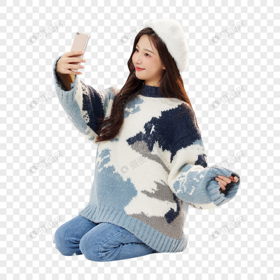 雪地里的美女使用手机自拍图片