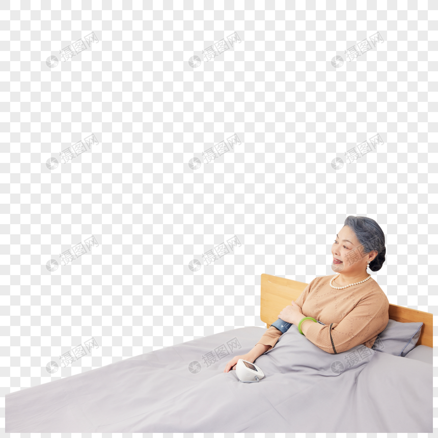 卧床测量血压的老奶奶图片