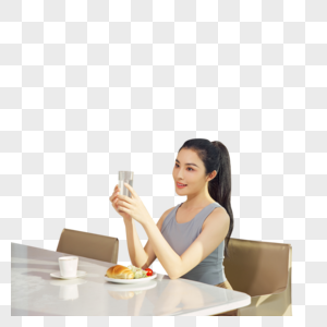 美女早晨坐在餐桌吃早饭图片