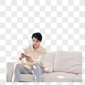 坐在客厅的年轻人使用手机玩游戏图片
