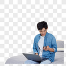 年轻居家男青年使用电脑和手机图片