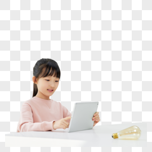 小女孩电脑上学习环保知识图片