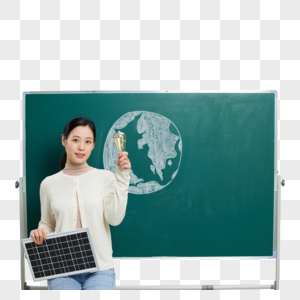 手拿节能灯泡和太阳能板的老师形象高清图片