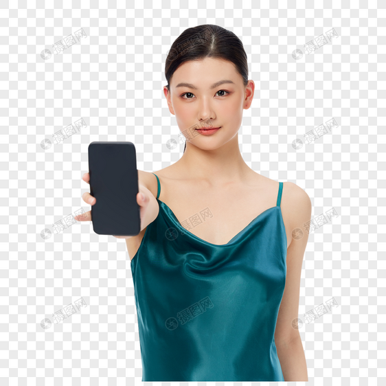 展示手机屏幕的年轻女性图片