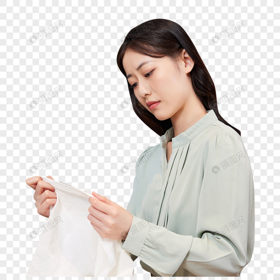 检查洗衣服干净的年轻女孩图片