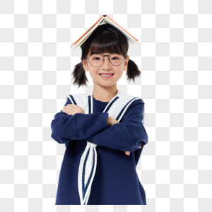 头顶书本开心的小女孩图片