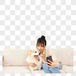 居家女性和爱犬自拍图片