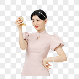 女性身穿新中式礼服照镜子图片