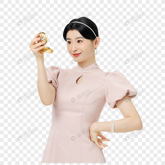 女性身穿新中式礼服照镜子图片