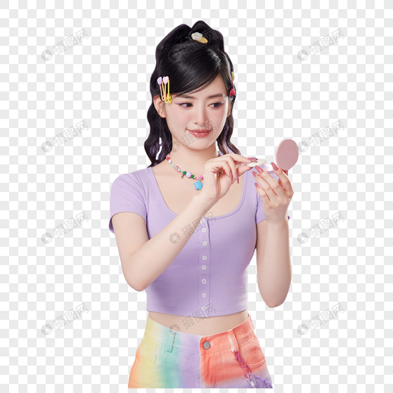 使用粉扑补妆的美女图片