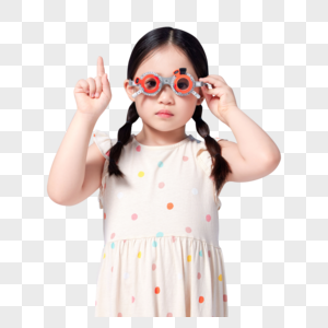 小女孩戴着眼镜模型测视力图片