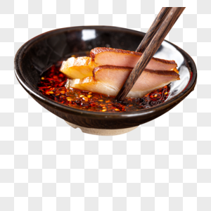 筷子将腊肉放入辣椒油中高清图片