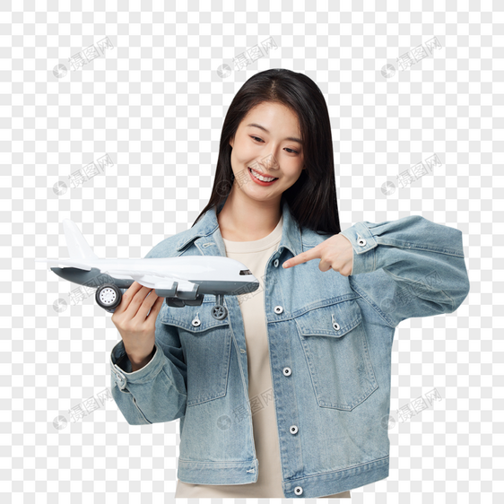 手拿飞机模型的青年女性图片