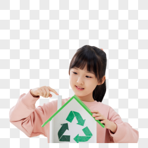 展示绿色环保标志的小女孩图片