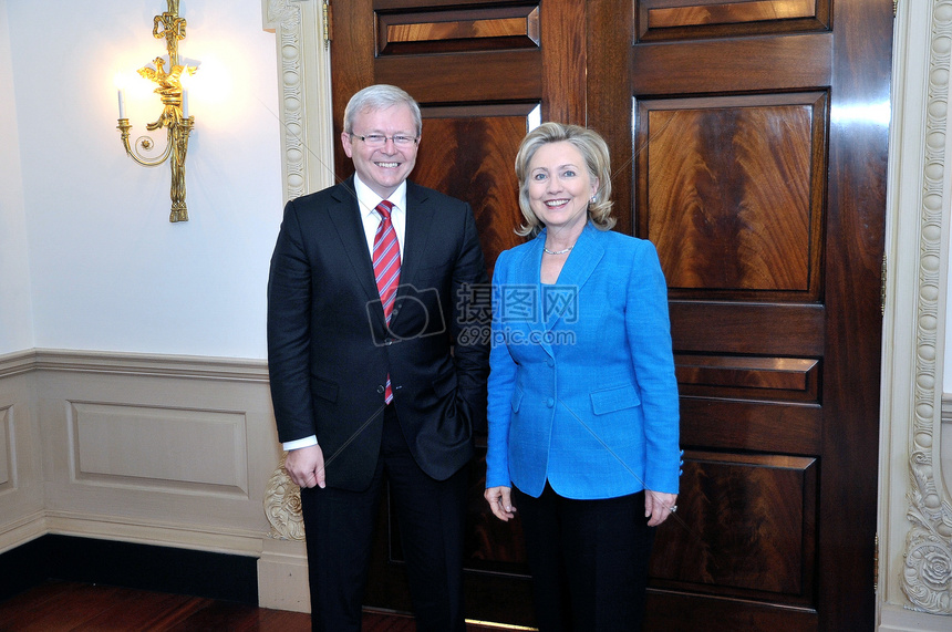 克林顿国务卿姿势的照片与澳大利亚外长陆克文