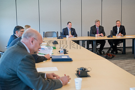 在黄色桌子上开会中的男子高清图片