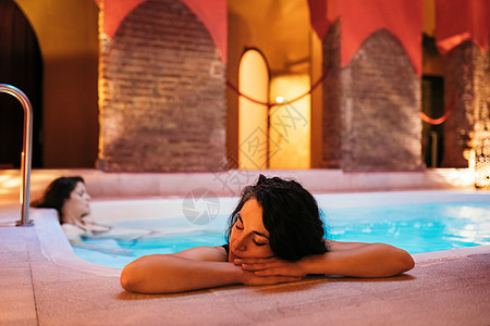 两名妇女西牙格拉纳达安达卢西亚享受阿拉伯浴埃尔维拉浴热水池两个女人格拉纳达享受阿拉伯浴图片