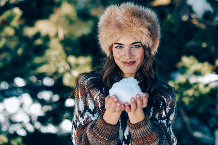 年轻的女人冬天享受雪山,内华达山脉,格拉纳达,西牙穿冬天衣服的女人玩雪年轻的女人冬天享受雪山图片