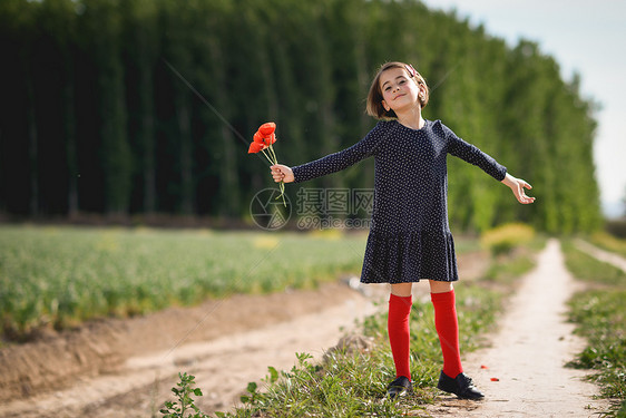 小女孩走大自然的田野上图片