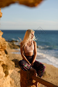 海边父子西牙安达卢西亚的卡迪兹美丽的海滩上享受日落的女人年轻的女性坐美丽的楼梯上,用金光看着大海女人美丽的海滩上享受日落背景