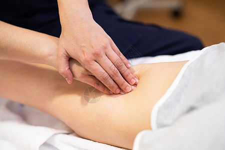 理疗中心腿部的医疗按摩女性理疗师检查她的病人理疗中心的腿部进行医疗按摩图片