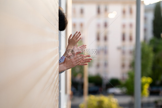 西牙的人们窗户上鼓掌,支持那些抗冠状病毒的人人们窗口鼓掌支持那些与冠状病毒作斗争的人图片