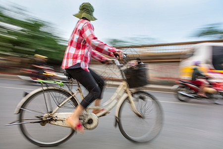 越南妇女骑自行车越南,东南亚的街道上骑自行车图片
