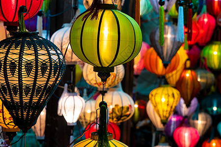 传统的越南五颜六色的灯笼越南海安的街道上图片