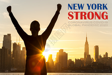成功的妇女或女孩手臂的轮廓,日出或日落时纽约市天际线前庆祝,纽约强烈的冠状病毒Covid19全球大流行2020文本图片