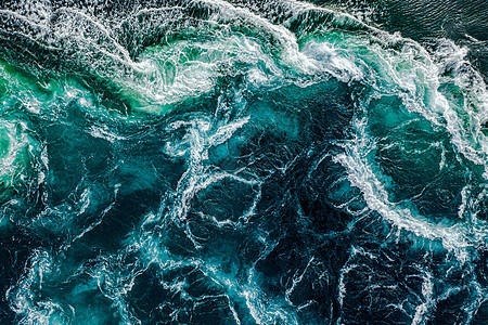 背景涨潮低潮时,河水大海的波浪互相相遇诺德兰,挪威的盐田漩涡图片