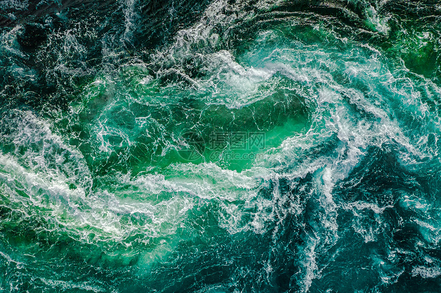 ‘~背景涨潮低潮时,河水大海的波浪互相相遇诺德兰,挪威的盐田漩涡  ~’ 的图片